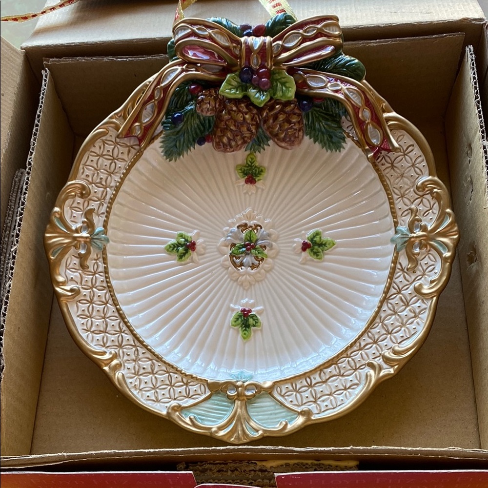 Fitz and Floyd Pinecone Holiday Decorative Plate with Gold Accents